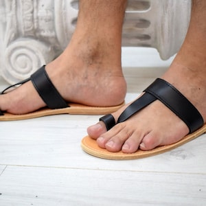 Men&#39;s Thongs Sandals with ring toe made from leather