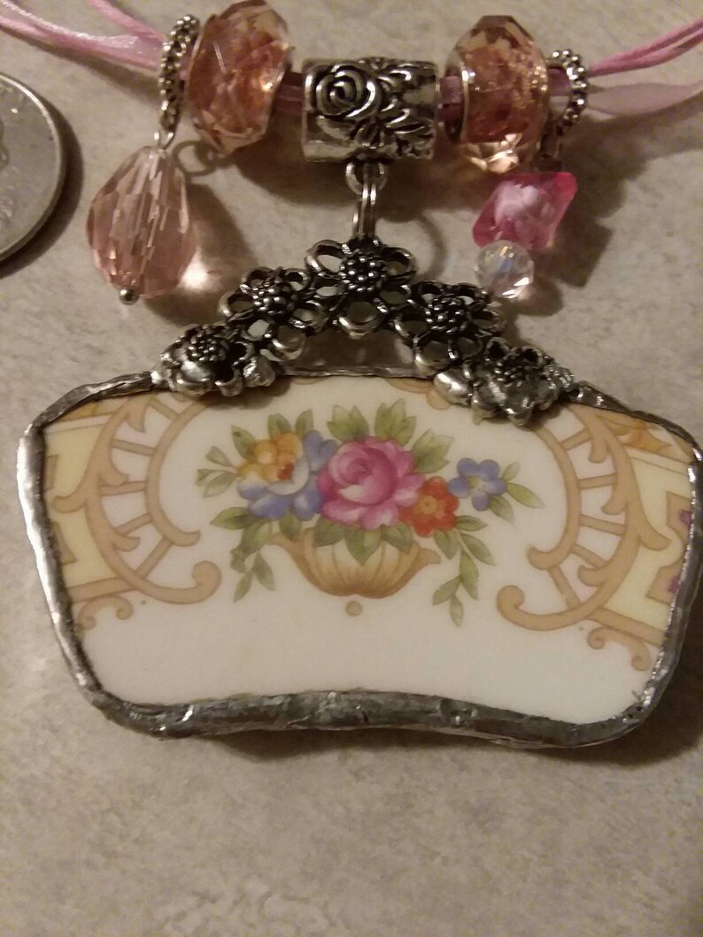 Pendant it with basket of flowers