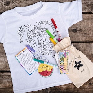 Set regalo per bambini PENNARELLI INCLUSI / Libro da colorare per magliette e pennarelli permanenti per tessuti / Colora la tua maglietta / Regalo per bambini / Per ragazze e ragazzi