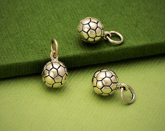 Sterling Silver Petit garçon tenant Soccer Ball Charm avec Boîte Chaîne Collier Sterling Silver Petit garçon tenant Soccer Ball Charm avec Boîte Chaîne Collier