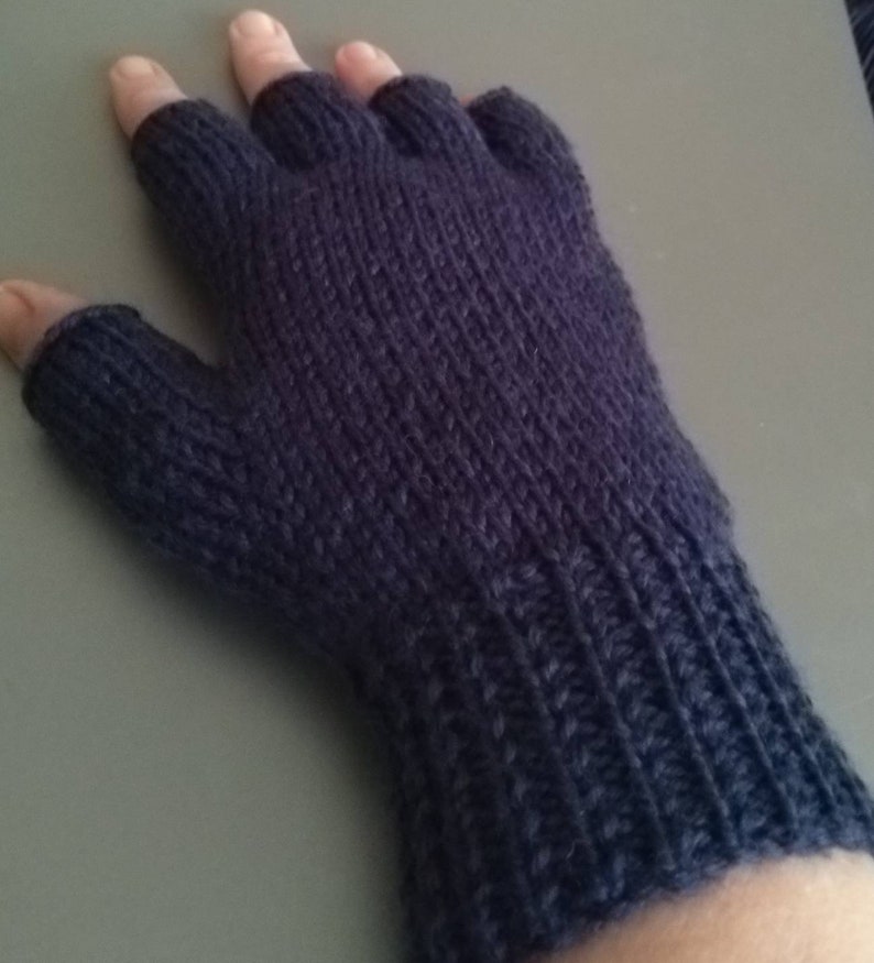 100% wool men's fingerless gloves image 3