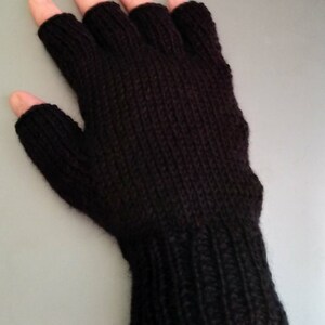 100% wool men's fingerless gloves image 2