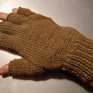 100% wool men's fingerless gloves image 5