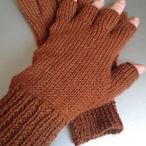 100% wool men's fingerless gloves image 4