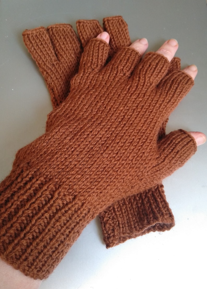 100% wool men's fingerless gloves image 4