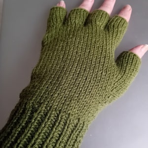 100% wool men's fingerless gloves image 7