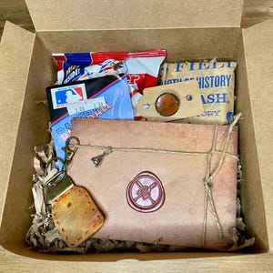 Baseball Fan-Geschenkboxen - Enthält handgefertigte Leder-Baseballhandschuh-Schlüsselanhänger, Mystery-Karten, handgefertigte Hutnadel und vieles mehr!