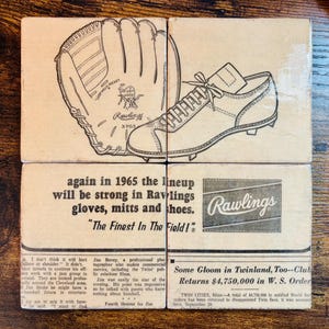 Peut inclure: Un ensemble de quatre dessous de verre carrés présentant des illustrations vintage en noir et blanc d'un gant et d'une chaussure de baseball Rawlings, avec du texte de journal imprimé de 1965 mentionnant les gants, mitaines et chaussures Rawlings.