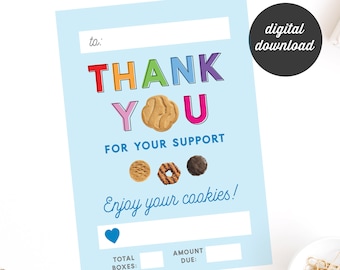 Puede incluir: Una tarjeta de agradecimiento azul con texto de colores que dice "Gracias" y "Por tu apoyo". La tarjeta tiene una imagen de galletas Girl Scout y dice "¡Disfruta de tus galletas!" Hay espacios en blanco para el total de cajas y el importe adeudado.