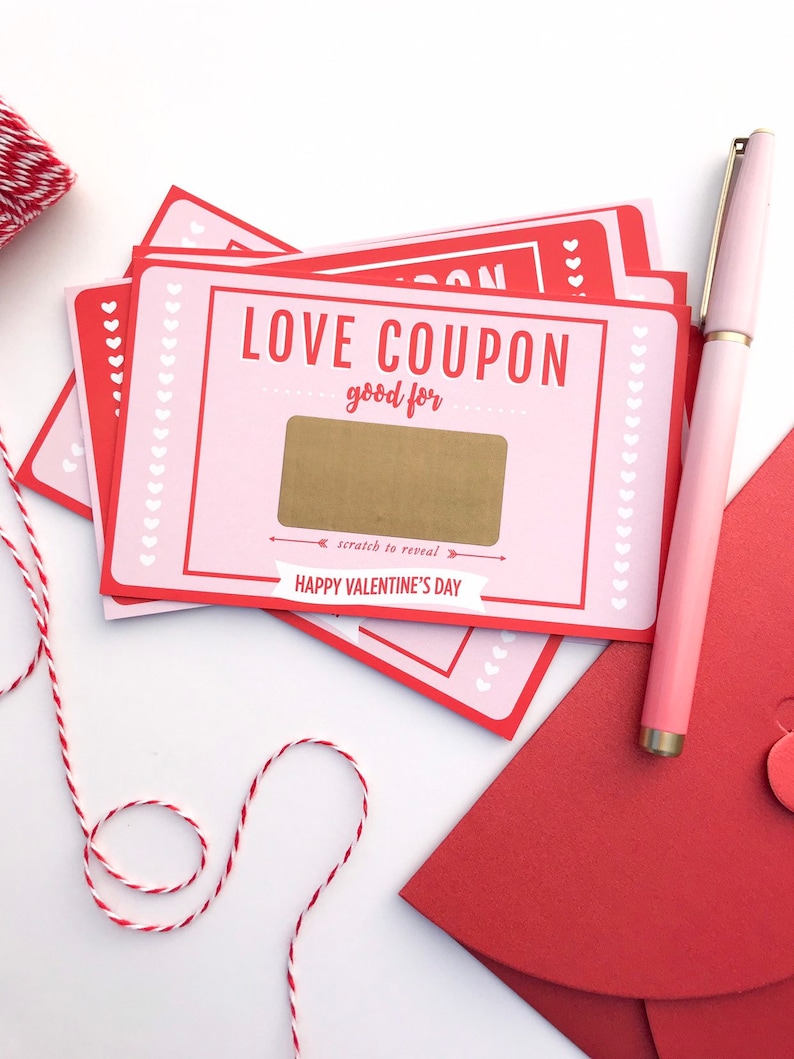 Puede incluir: Un mont&oacute;n de cupones de amor para rascar de color rosa y rojo con el texto "LOVE COUPON good for" y "scratch to reveal" y "HAPPY VALENTINE'S DAY".