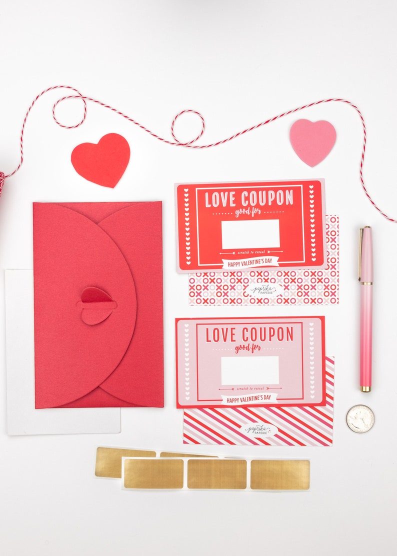 Puede incluir: Dos cupones de amor imprimibles en rojo y rosa con un &aacute;rea para rascar para revelar un mensaje personalizado. Los cupones est&aacute;n decorados con corazones y patrones XOXO. El texto en los cupones dice "LOVE COUPON good for" y "HAPPY VALENTINE'S DAY".