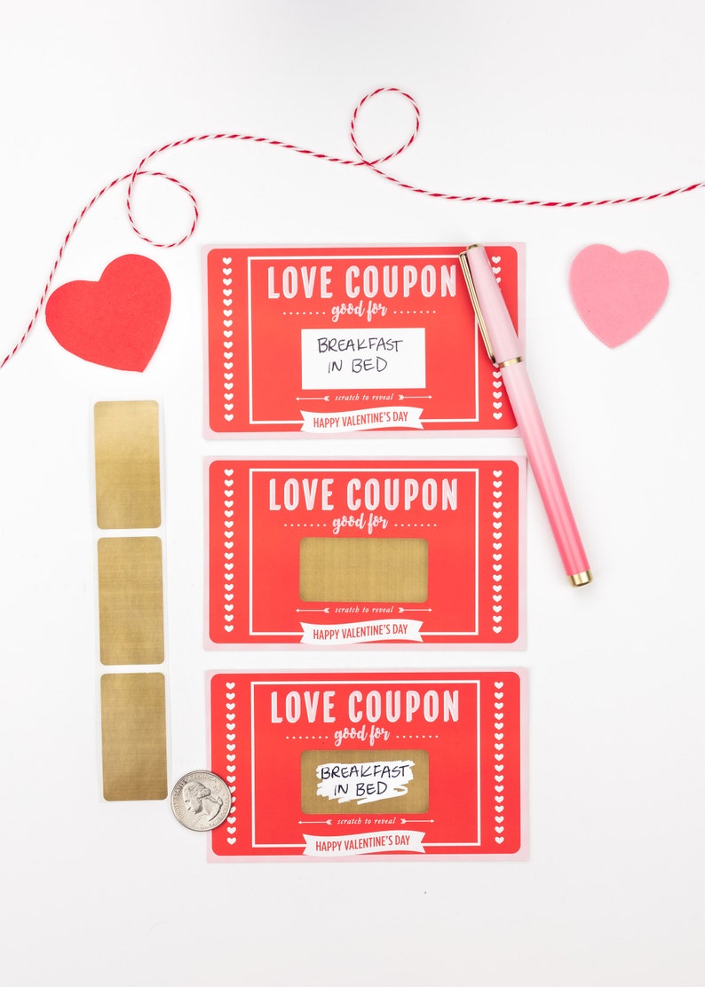 Puede incluir: Tres cupones de amor de San Valent&iacute;n rojos y blancos con &aacute;reas doradas para rascar. Los cupones dicen "Love Coupon" y "good for" con un espacio en blanco para que el usuario escriba su propio mensaje. Los cupones tambi&eacute;n dicen "Happy Valentine's Day".