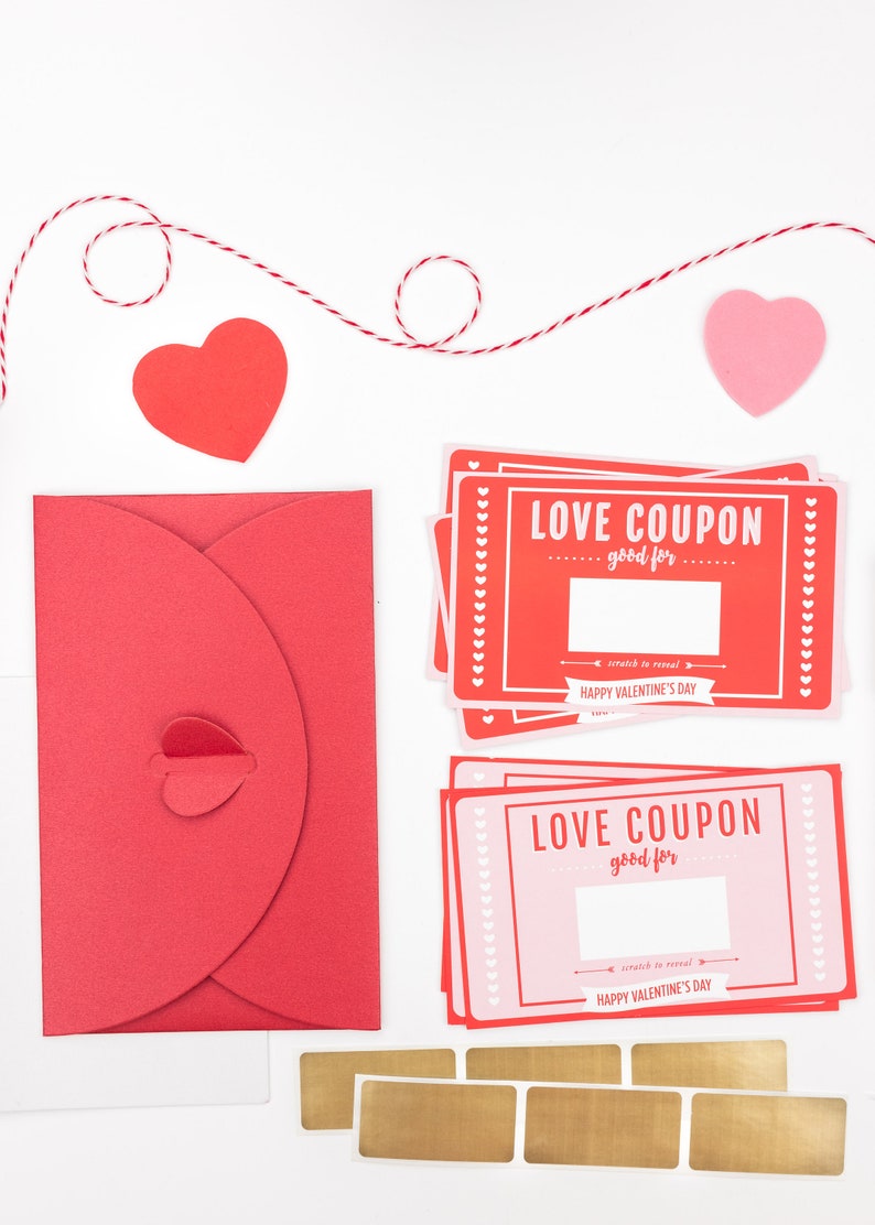 Puede incluir: Un conjunto de cupones de amor de San Valent&iacute;n rojos y rosas con el texto "LOVE COUPON good for" y una zona para rascar. Los cupones est&aacute;n apilados sobre una superficie blanca con un sobre rojo, dos corazones de papel y pegatinas doradas.