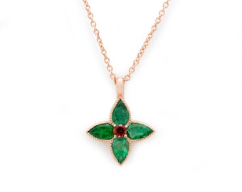 Collar con colgante de trébol de oro rosa con esmeralda y granate