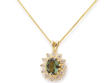 Collar con colgante de girasol dorado con espinela verde y circonitas