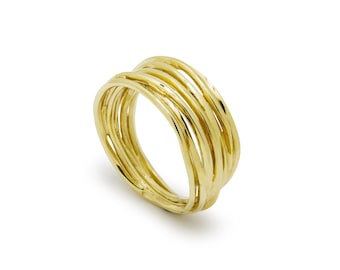 Elegante anillo de oro de múltiples bandas