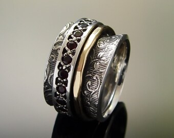 Floral spinner ring with Garnet stones