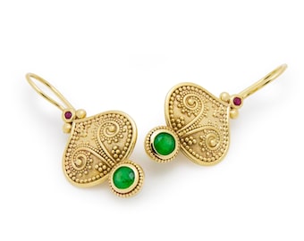 Pendientes colgantes de filigrana de oro con detalles de esmeralda y rubí