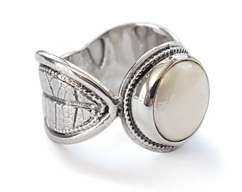 Wide Silver Leaf ring with Mother of Pearl