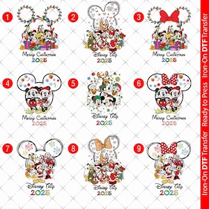 Può includere: Una collezione di nove trasferimenti DTF a tema Disney. Ogni design presenta orecchie di Topolino con grafiche natalizie e Disney Trip 2025. I design includono Topolino e Minnie, decorazioni natalizie e testo.
