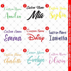 Puede incluir: Una colección de transferencias DTF termoadhesivas con varios nombres en diferentes fuentes y colores. Los nombres incluyen Amelia, Mia, Sophia, Emma, Daisy, Isabella, Charlotte, Evelyn y Olivia. Las transferencias están listas para planchar.