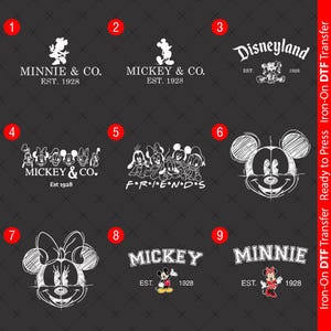 Op de afbeelding: Een verzameling witte Disney-thema DTF-transfers op een donkergrijze achtergrond. Ontwerpen omvatten Mickey en Minnie Mouse, Disneyland en het woord "Friends" met Disney-personages. Tekst bevat "Mickey & Co. Est. 1928".
