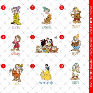Könnte beinhalten: Eine Sammlung von Cartoon-Charakter-Designs, darunter Schneewittchen und die sieben Zwerge. Jeder Charakter wird in einer einzigartigen Pose mit seinem Namen darunter dargestellt. Das Bild ist für den Bügeltransfer bereit.