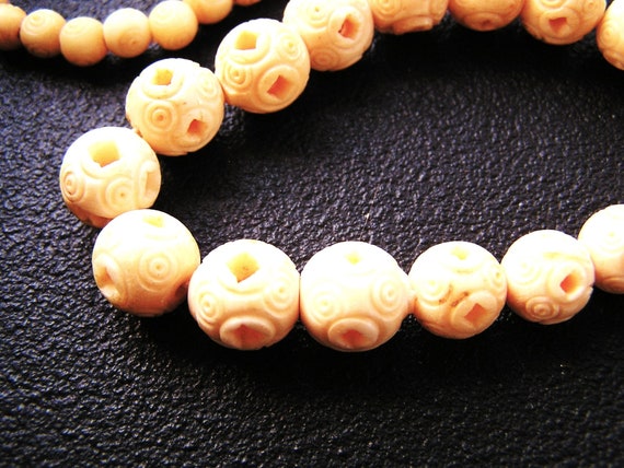 Carved bead necklace with barrel clasp Vintage 19… - image 8
