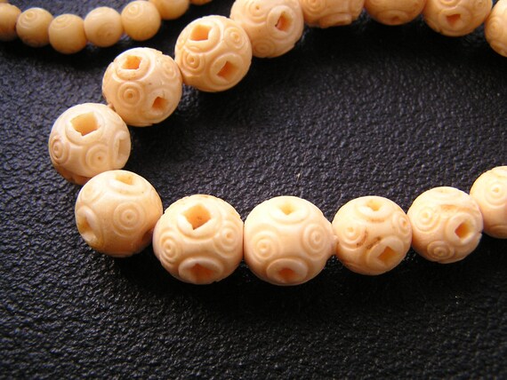 Carved bead necklace with barrel clasp Vintage 19… - image 2