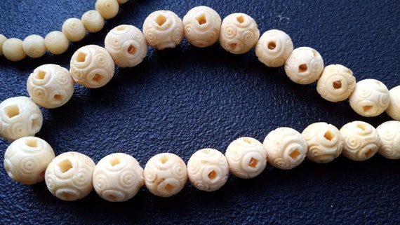 Carved bead necklace with barrel clasp Vintage 19… - image 6