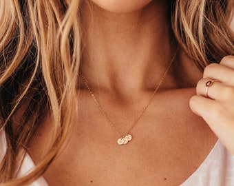 Petit collier avec initiales • Or, or rose ou argent - Prénom en lettre - Collier délicat à superpositions de breloques - Cadeau pour maman pour elle, bijoux personnalisés