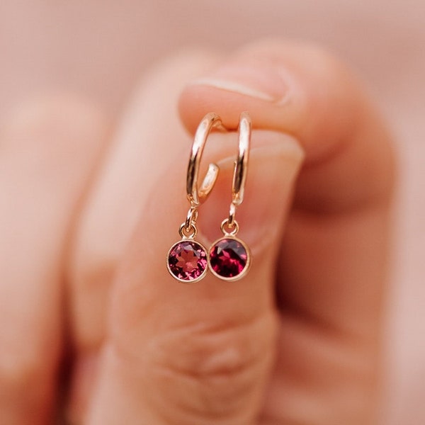 Créoles avec pierres de naissance minuscules • Boucles d'oreilles avec pierres précieuses personnalisées - Gold Filled 14 carats - Créoles minimalistes - Personnalisé - Cadeaux pour elle - Boucles d'oreilles pour mère