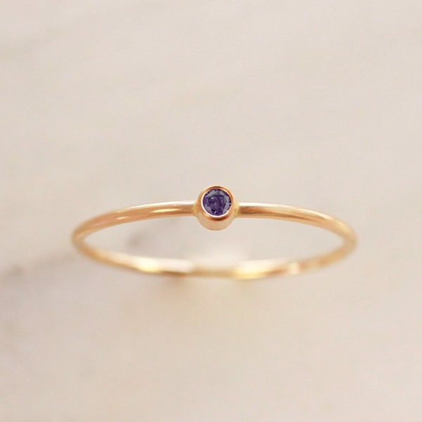 Petite bague de naissance de février • Bague améthyste - bague en or délicate - pierres précieuses - ensemble de bagues pour mère - cadeau pour elle - bagues empilables - anneau fin