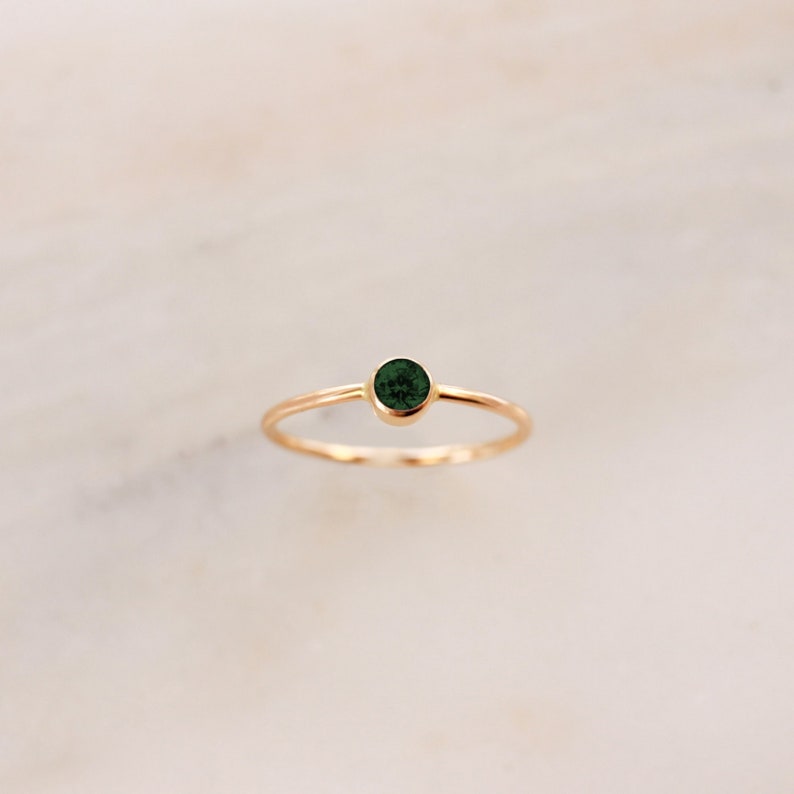 Emerald Ring May Birthstone Ring Gold, Silver or Rose Gold Dainty Gemstone Stacking Gift for Her New Mom Sister Baby Shower Birthday afbeelding 1