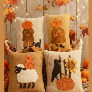 Può includere: Quattro cuscini decorativi a tema autunnale con disegni ricamati. Un cuscino presenta una figura con la testa di zucca, un altro una pecora con una pila di zucche, un terzo un corvo con una zucca e un girasole, e l'ultimo una figura con la testa di zucca con un gatto nero.