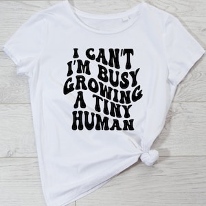 Je ne peux pas, je suis occupé à faire pousser un petit humain, SVG humoristique pour maman, idées de t-shirts maman, idées cadeaux pour maman, humour grossesse, citations sur la maternité, SVG et PNG