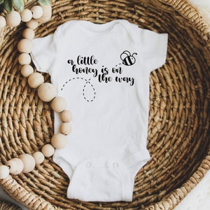 Een beetje honing is onderweg SVG, honingpot SVG, honingbij SVG, baby Bee SVG, baby shower SVG, baby aankondiging SVG, nieuwe baby SVG, PNG