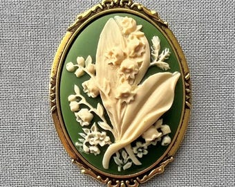 Escolha: Broche de Lírio-do-vale em ouro, prata, bronze ou preto; Broche vintage com camafeu floral verde; Camafeu grande e marcante; Presente para ela.