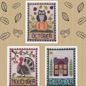 Op de afbeelding: Drie kruissteekontwerpen met een bruine uil op een pompoen met het woord "OKTOBER", een bruine kalkoen met het woord "NOVEMBER" en een rood huis met het woord "DECEMBER".