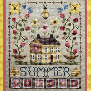 Könnte beinhalten: Kreuzstichmuster mit einem gelben Haus mit braunem Dach, umgeben von Blumen und Grün. Eine Biene und das Wort "SUMMER" sind ebenfalls enthalten. Das Design ist in einem rosa Rahmen eingefasst.