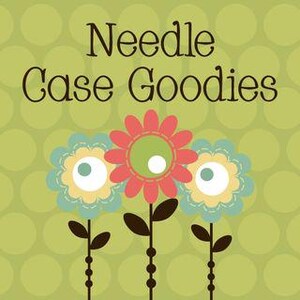 Może przedstawiać: Grafika z tekstem "Needle Case Goodies" nad trzema stylizowanymi kwiatami. Kwiaty mają niebieskie, ż&oacute;łte i czerwone płatki z zielonymi i białymi środkami. Tło jest jasnozielone z ciemnozielonymi kropkami.