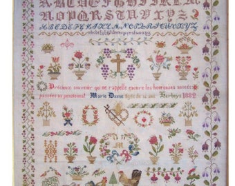 Pode incluir: Um sampler emoldurado com fundo branco e bordado colorido. O sampler apresenta o alfabeto, desenhos florais, uma cruz, um coração e um galo. O texto "Précieux souvenir qui ne rappelle encore les heureuses années passées au pensionnat Marie Danse âgée de 12 ans Herbeys 1882" está bordado na parte inferior.