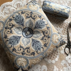 CROSS STITCH PDF Entrelacs Bleus by Reflets de Soie