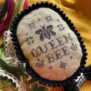 CROSS STITCH PDF Queen Bee by Frog Cottage Designs