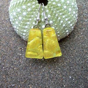 Pendientes colgantes de vidrio dicroico inspirados en el amarillo brillante Tang