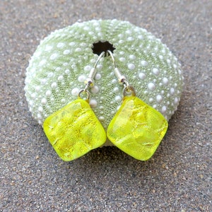 Pendientes colgantes de vidrio dicroico inspirados en el amarillo brillante Tang