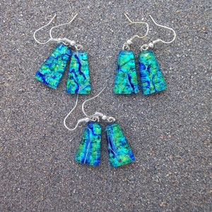 Nueva Zelanda Paua Inspired Dichroic Glass Dangle Pendientes colgantes