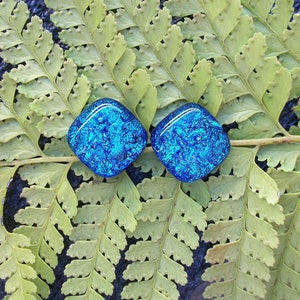 Avalon Bay Green Dichroic Glazen Stud Oorbellen