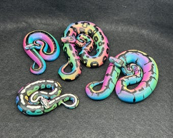Variété de figurines en forme de python arc-en-ciel