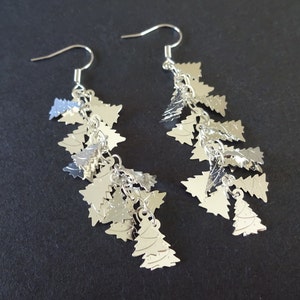 Puede incluir: Pendientes de plata con una cascada de pequeños abalorios de árbol de Navidad de plata.